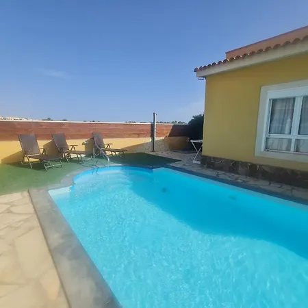 16 Con Piscina Privada *